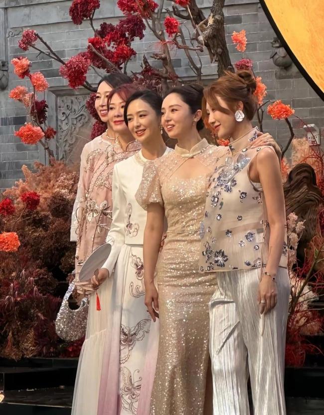 董璇婚宴和佟丽娅合照