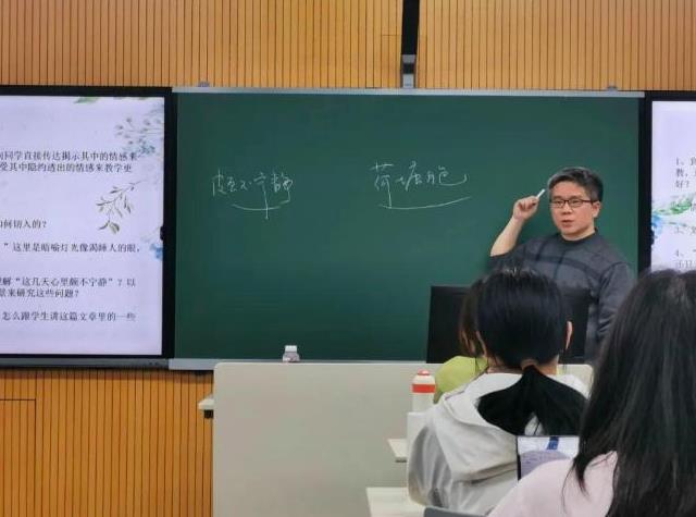 985大学教授沉迷短剧:昏天黑地追