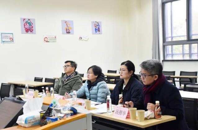 985大学教授沉迷短剧:昏天黑地追
