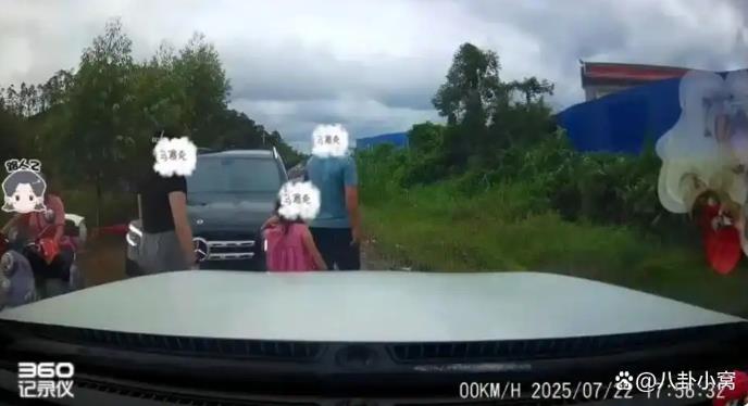 警方:“亮证女”不是公安局领导