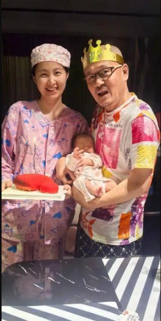 58岁歌手光头李进与小25岁妻子生子