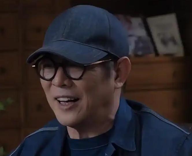 62岁李连杰晒躺病床照片 面容憔悴