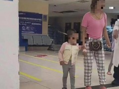 3岁女童头上插刀 系妈妈不慎刺入 目前状况良好！