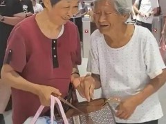 108岁老人高铁站接78岁女儿被疑造假 社区的工作人员说了什么内容？