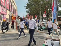 刘强东现身宿迁 或携章泽天看苏超 刘强东此次回乡正值京东成为“苏超”官方战略合作伙伴之际！