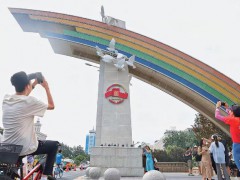 北京大街小巷悬挂国旗 全市喷泉开启 北京秋日限定“红色浪漫”来袭！