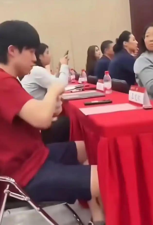 王楚钦穿北京大学校服现身校园