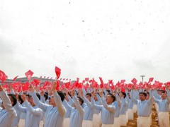 阅兵场内外这些年轻人为何出圈 铭记历史，是为了更好地创造历史！