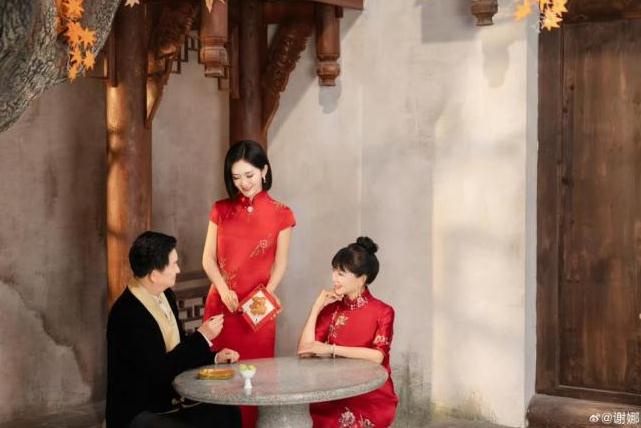 谢娜晒爸妈金婚全家福