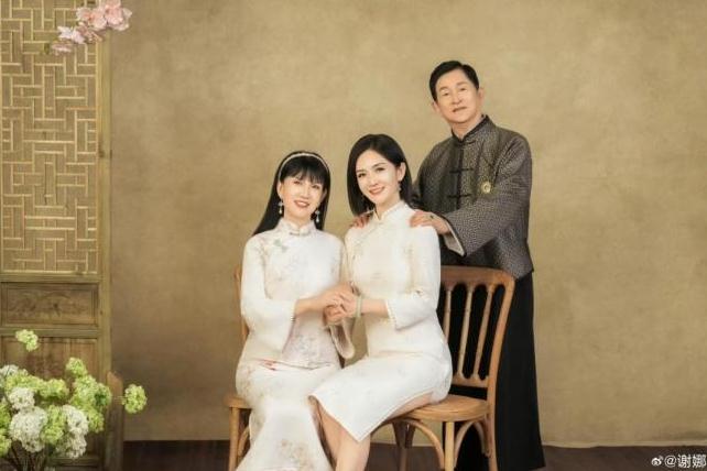 谢娜晒爸妈金婚全家福