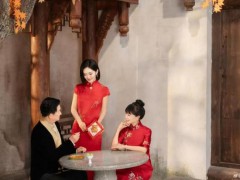 谢娜晒爸妈金婚全家福 用温暖守护告诉我们！