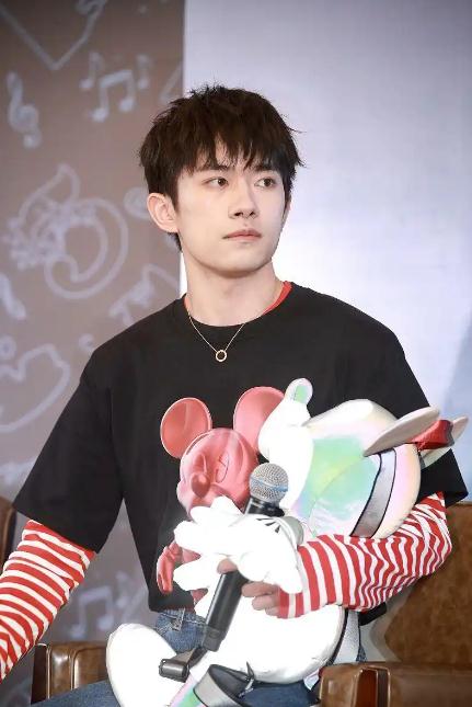 易烊千玺被机场广播催促登机