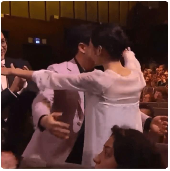 辛芷蕾获奖 张颂文第一时间发朋友圈