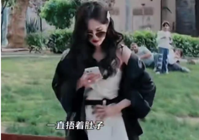 李一桐录节目痛到捂肚子