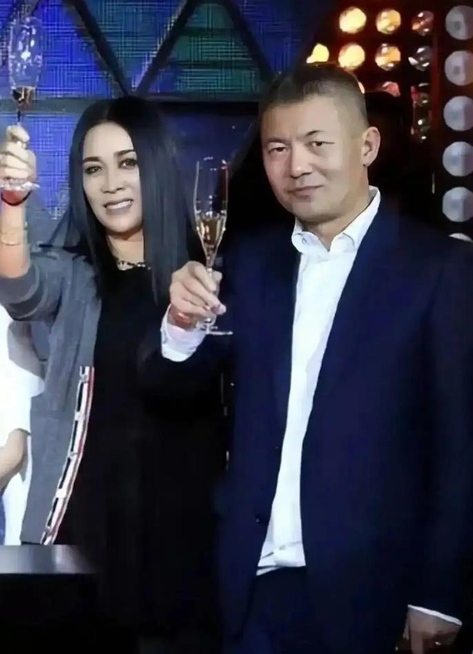 那英老公否认出轨:因腿伤被搀扶上车
