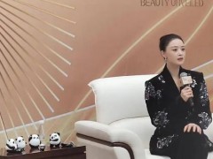 蒋欣金熊猫奖红毯惊艳 成都情怀：从“天堂”到“美食安利”！
