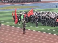 看似鸦雀无声实则掌声如雷 现场画面曝光！