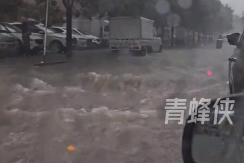 大连暴雨:水没过台阶 开车似开船