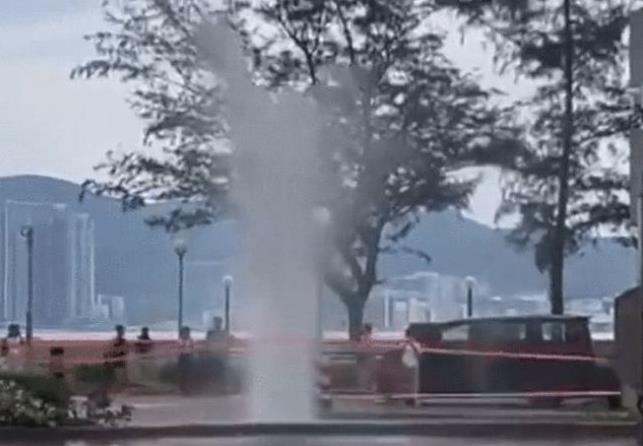 台风逼近香港 疑海水倒灌现3米喷泉