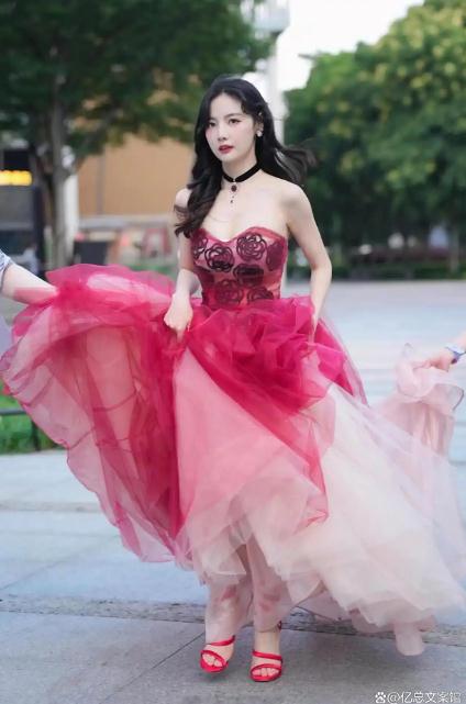 赵粤播主大会亮片裙惊艳