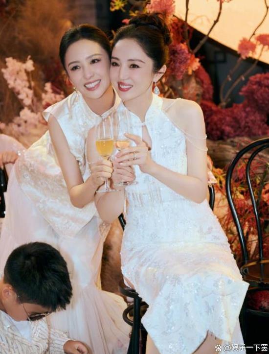 董璇张维伊婚礼上动情落泪