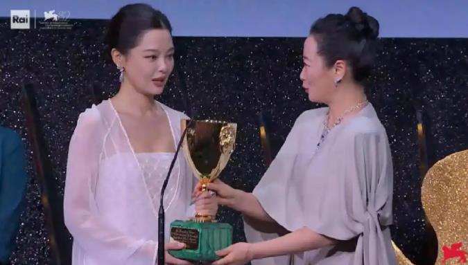 辛芷蕾穿国际巨星T恤登vogue单封