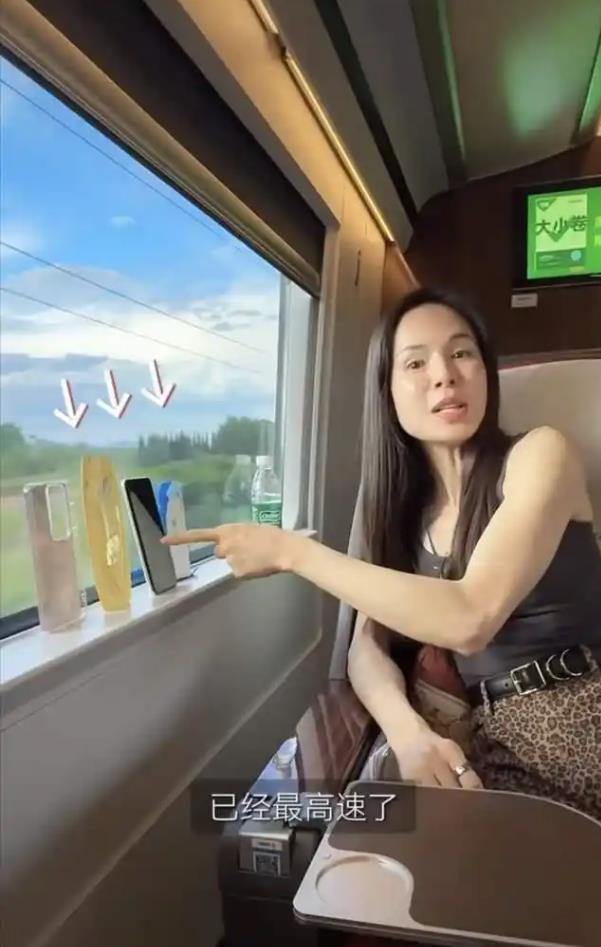 &ldquo;小龙女&rdquo;李若彤国庆高铁点外卖