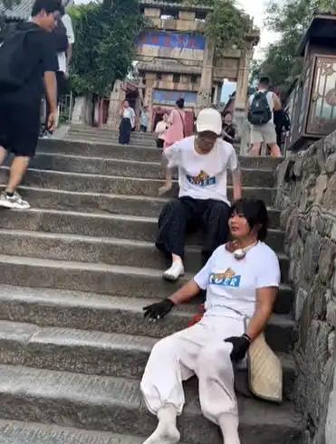 高位截瘫女孩攀爬55小时登顶泰山