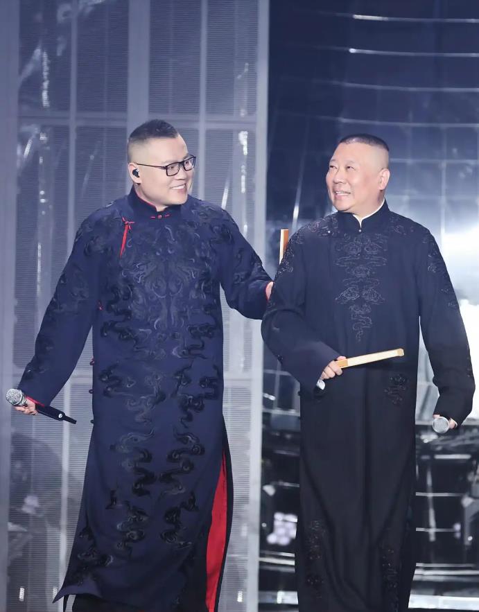 岳云鹏调侃郭德纲就是个普通员工