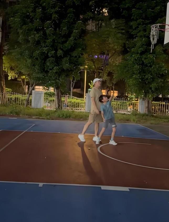 汪小菲晒儿子正面照