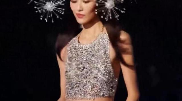 刘雯亮相维密大秀 大秀马甲线