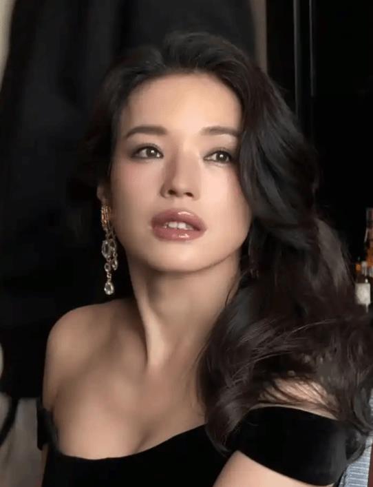 王晶曝舒淇家境很差总被欺负