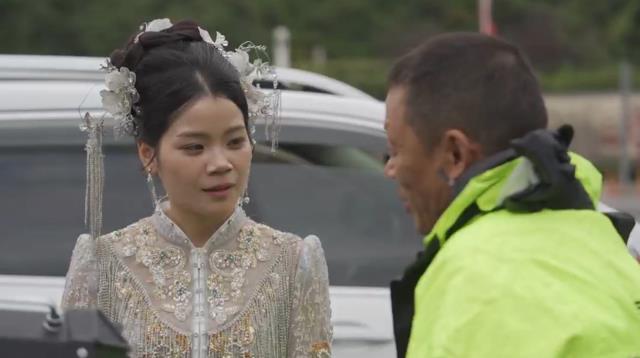 爸爸凌晨骑行300公里送女儿出嫁