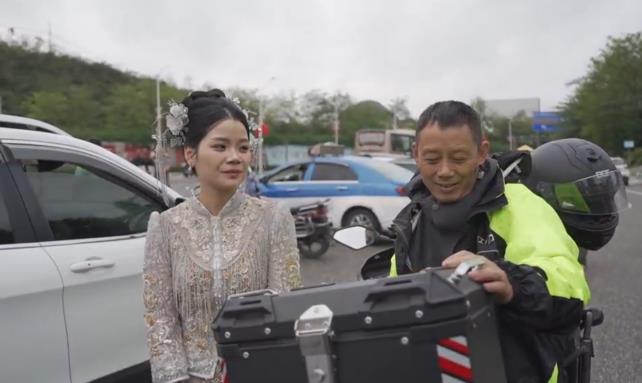 爸爸凌晨骑行300公里送女儿出嫁