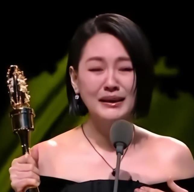 小S夺金钟奖 后台崩溃大哭