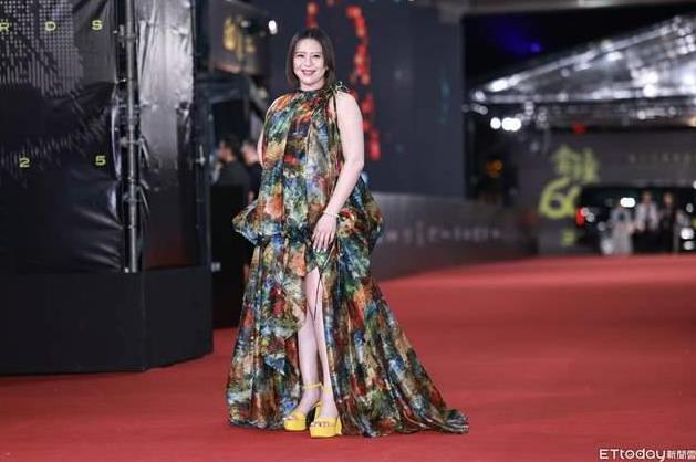 刘品言挺8个月孕肚走红毯 