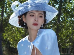 章若楠马术赛蓝裙礼帽惊艳 这份“旧时光韵味”正是她最动人的差异化魅力！