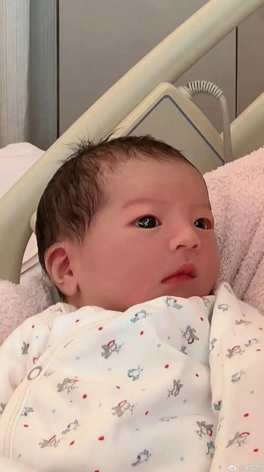 郭富城晒三胎女儿照