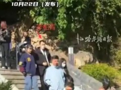 辛柏青携17岁女儿现身大孤山 现场画面曝光！