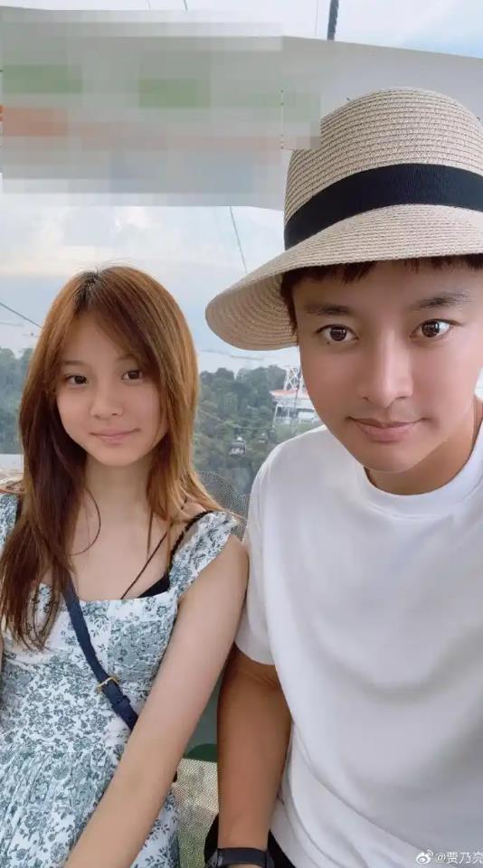 贾乃亮李小璐晒照为甜馨庆生