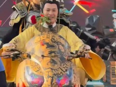 郑国霖谈景区打工:过气明星缺钱，从荧幕君王到景区NPC，郑国霖的转型看似“跌份”！