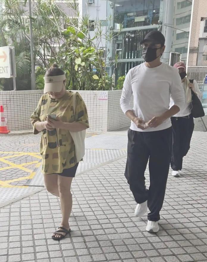 佘诗曼急回香港探望许绍雄