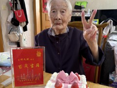 百岁老人爱喝咖啡奶茶玩破3个iPad 尝遍各种现代饮品和小吃!