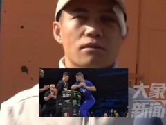 赵鸿刚受访时带着墨镜不停擦泪，中国选手赵鸿刚参加世界职业扇耳光大赛！