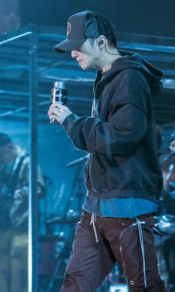 45岁谢霆锋演唱会上掏出保温杯