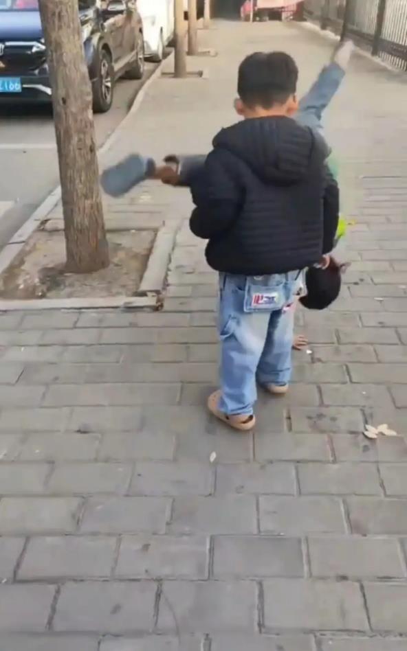 西安7岁女孩寒风中穿凉鞋路边捡吃的