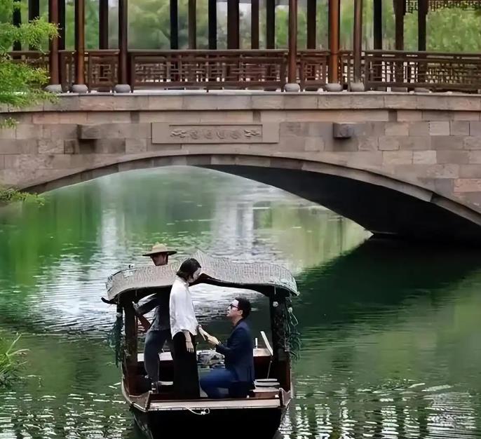 霍启仁在玉龙雪山举办婚礼