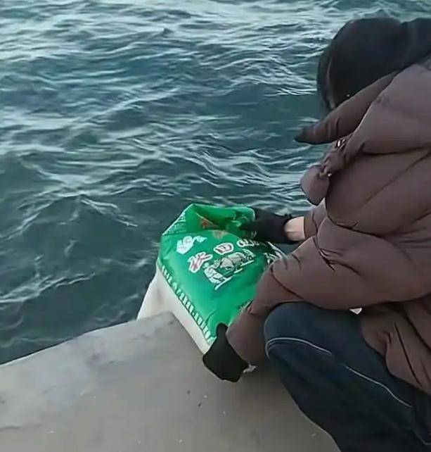 葫芦岛有多人往海里&ldquo;放生&rdquo;大米