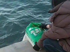 葫芦岛有多人往海里“放生”大米 许多人对这种“放生大米”的行为表示不解!
