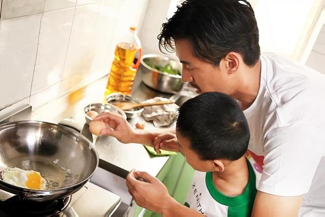 胡歌首谈二胎儿子 